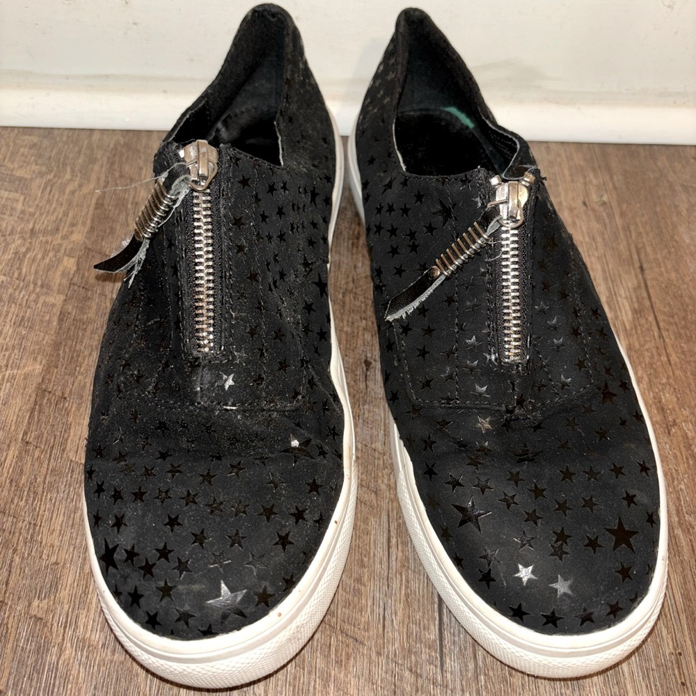 Madden girl women’s black sneakers top zipper shiny material stars size 9.5